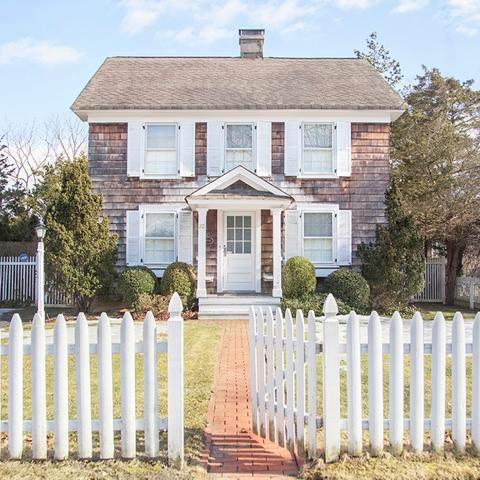 Hamptons, contemporary, shingled, white, light, kitchen, bathroom, 