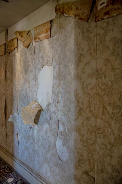 empty room, distressed, farmhouse, wallpaper, textured walls, 